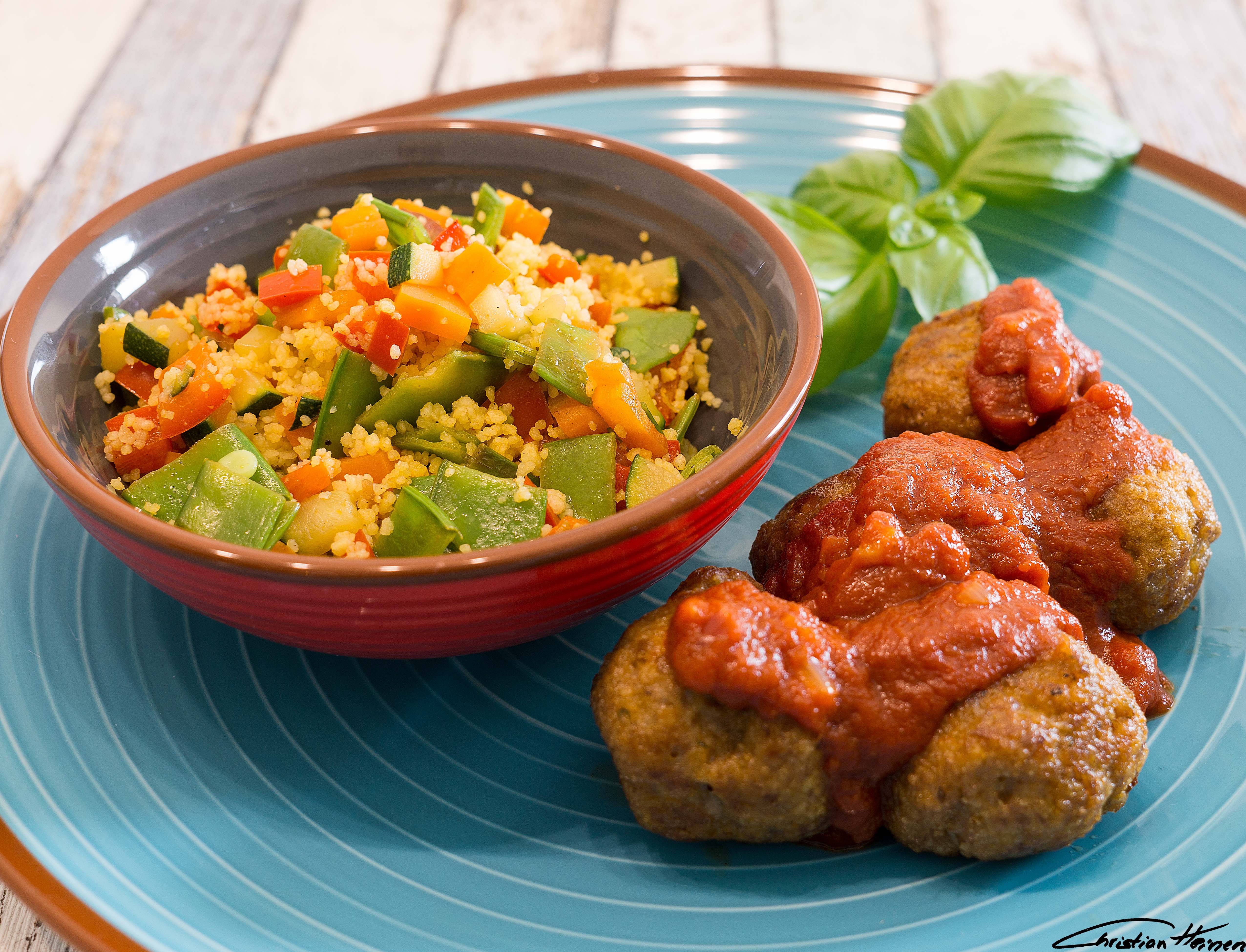 Lauwarmer Couscous-Gemüse-Salat mit Fleischbällchen und marokkanischer ...