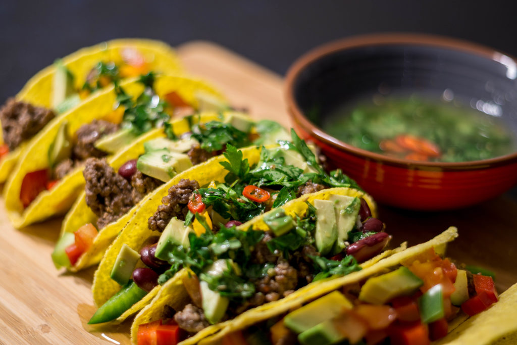 Hackfleisch Avocado Tacos mit schneller Chimichurri Sauce – HerdmitHerz
