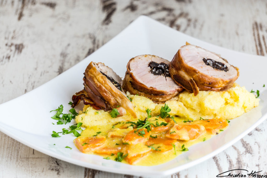 Gefülltes Schweinefilet auf Polenta und Möhrengemüse – HerdmitHerz