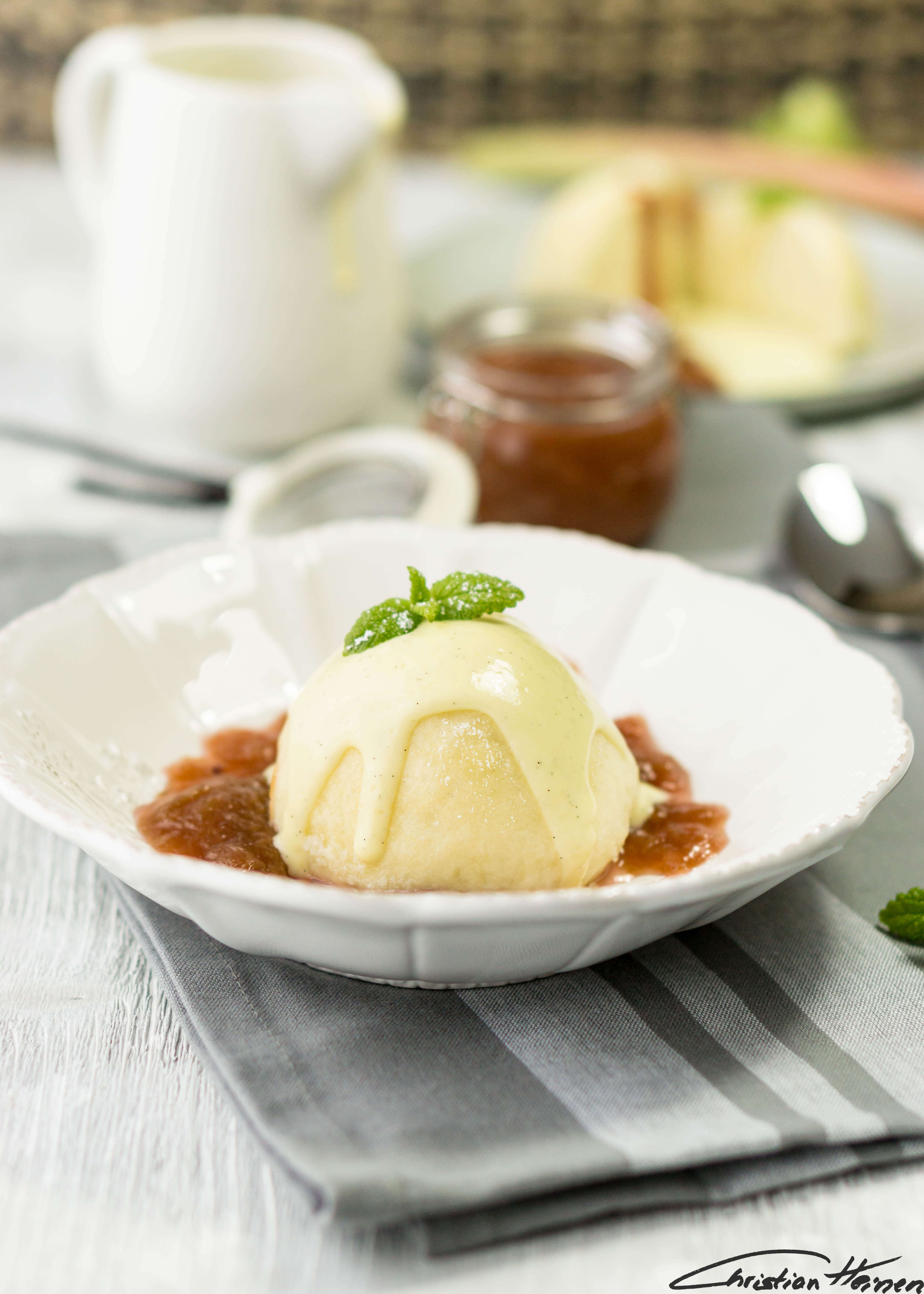 Dampfnudeln mit Rhabarber Kompott und Vanillesauce – HerdmitHerz