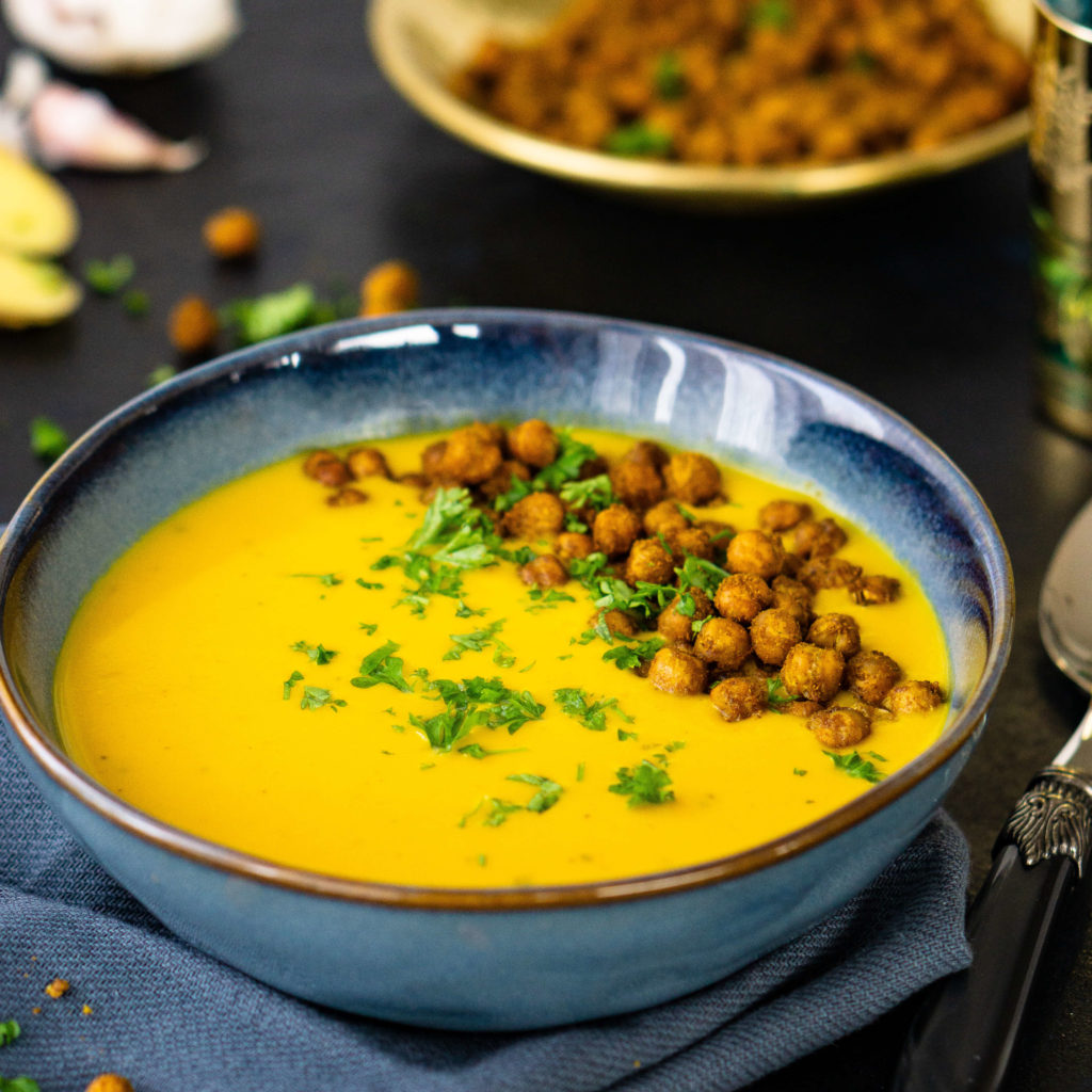 Möhren Ingwer Kürbis Suppe mit Kokosmilch und gerösteten ras el-Hanout ...