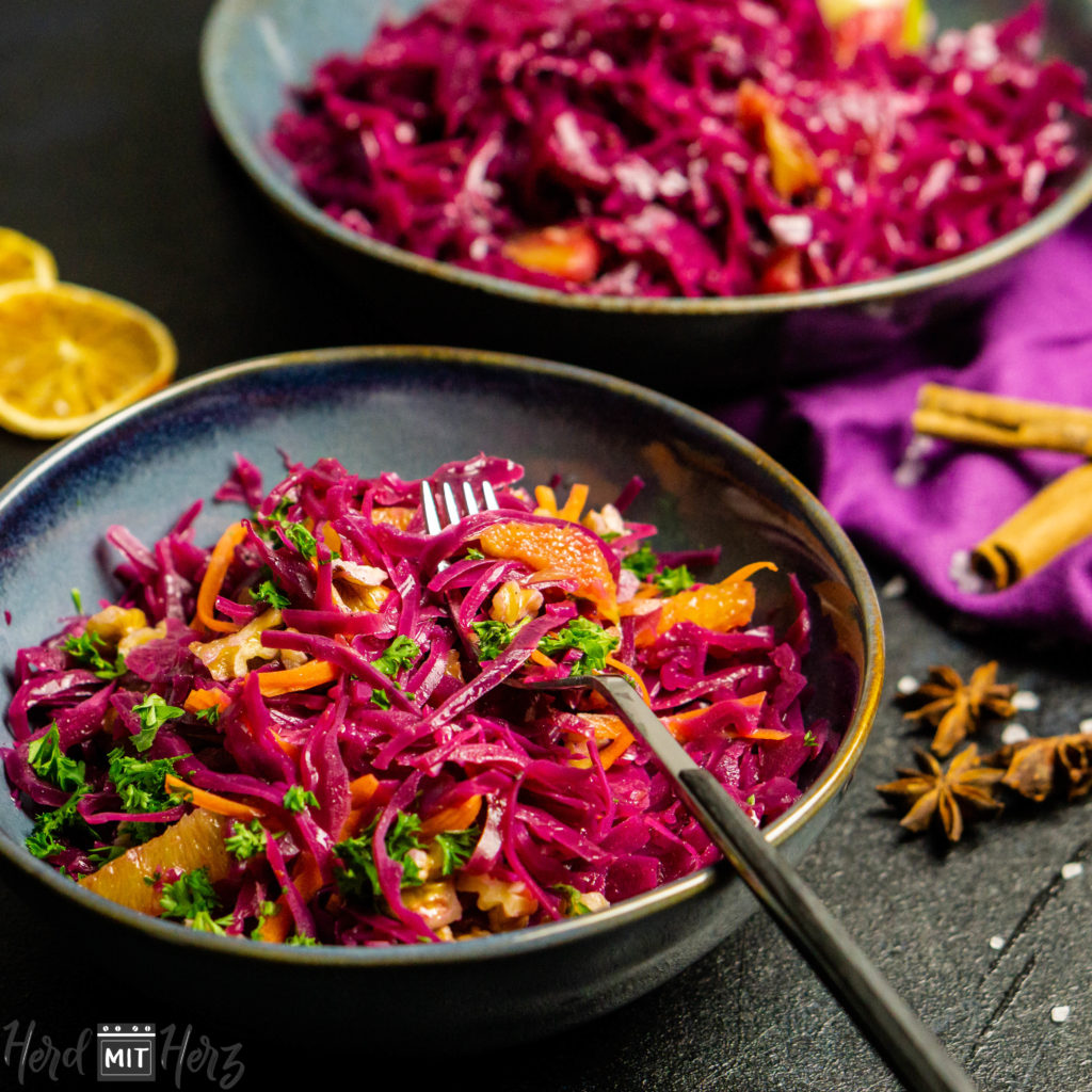 Winterlicher Rotkohlsalat mit Orangenfilets und Walnüssen – HerdmitHerz