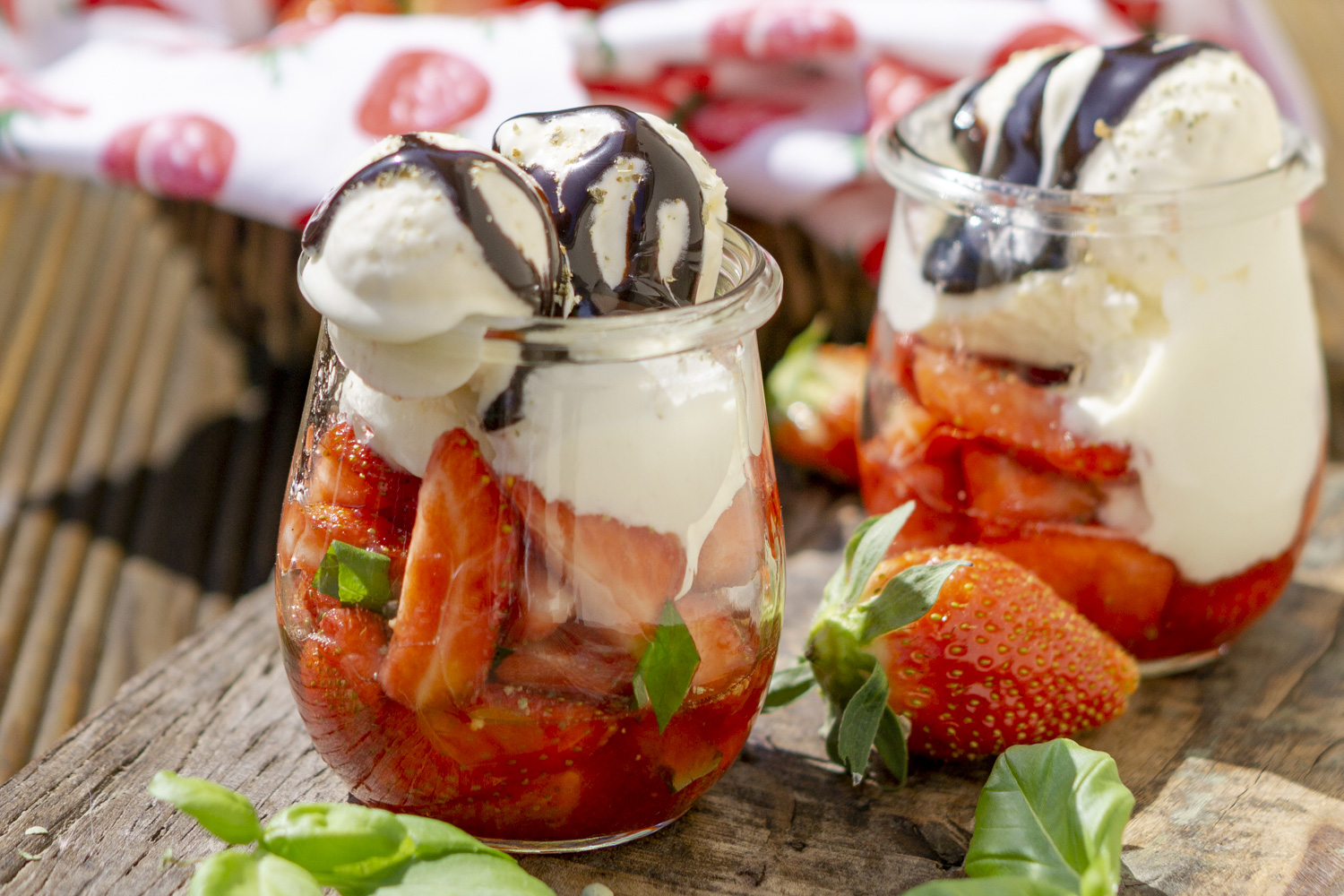 Selbst gemachtes Vanilleeis mit Erdbeeren im eigenen Saft, mit Rum ...