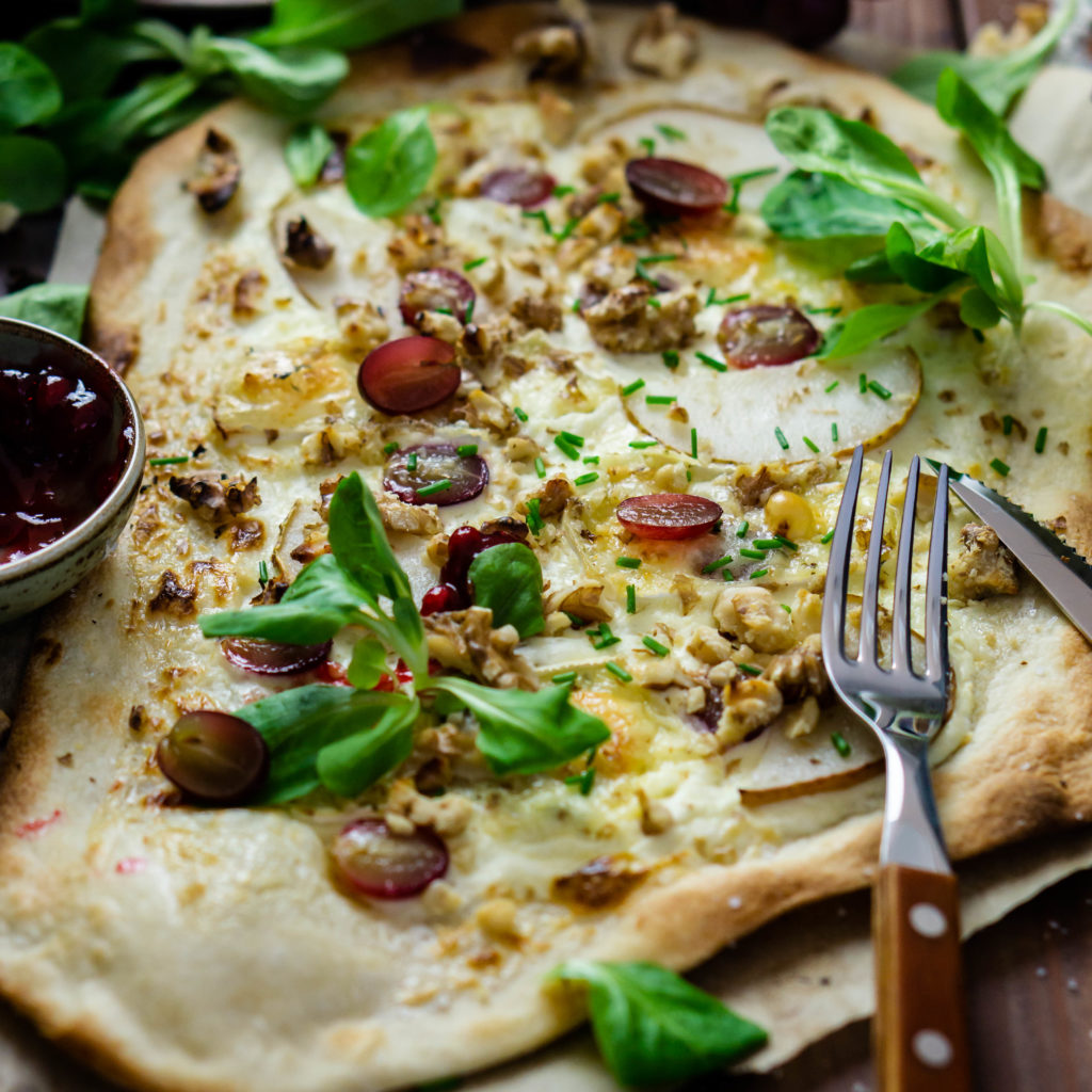 flammkuchen, tarte flambee, birne, käse, feldsalat, walnüsse