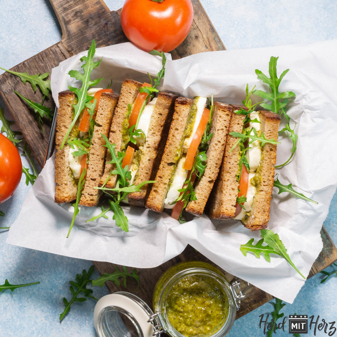 Grilled Tomato Mozzarella Sandwich with Basil Pesto – HerdmitHerz