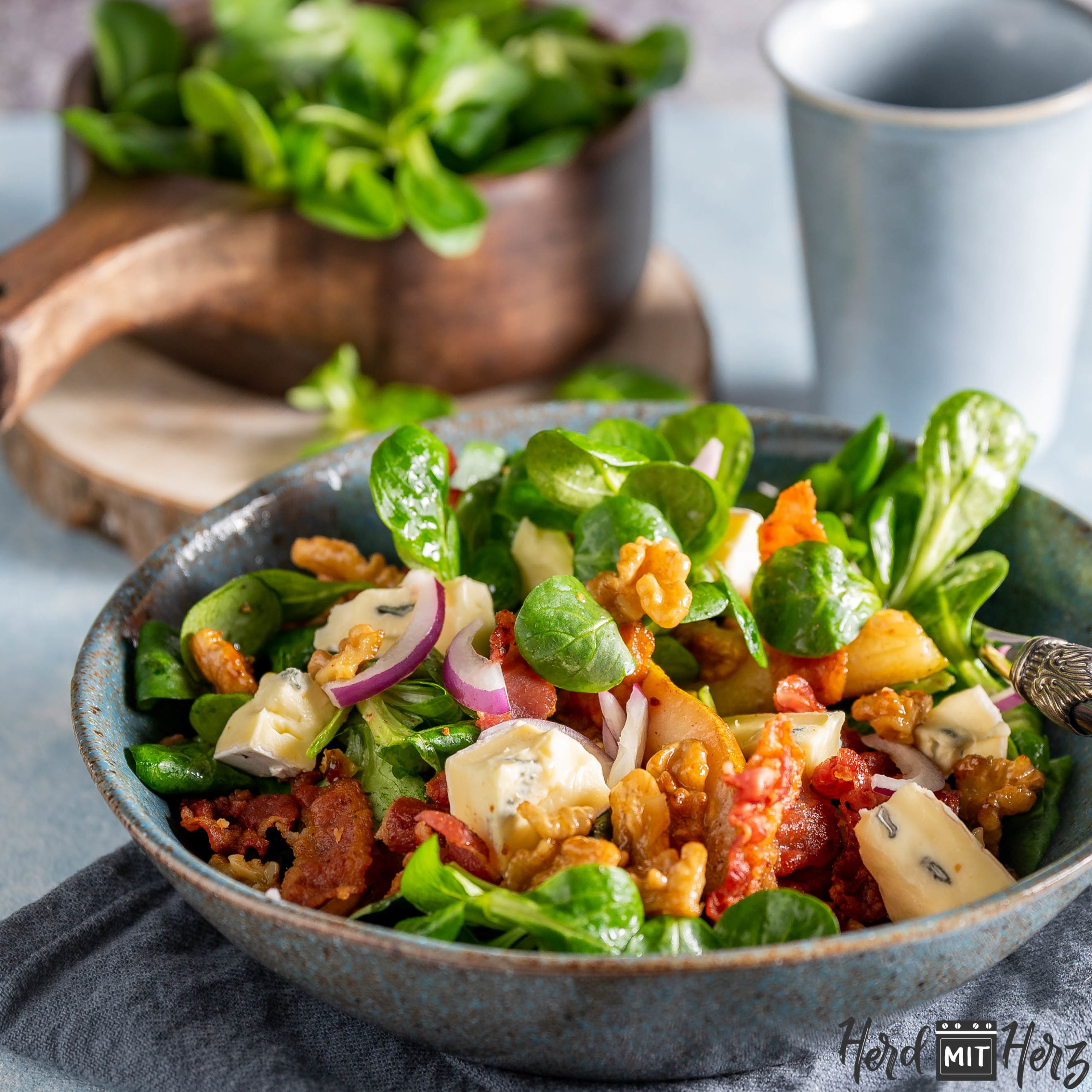 Feldsalat mit Speck, karamellisierten Birnen und Walnüssen und ...