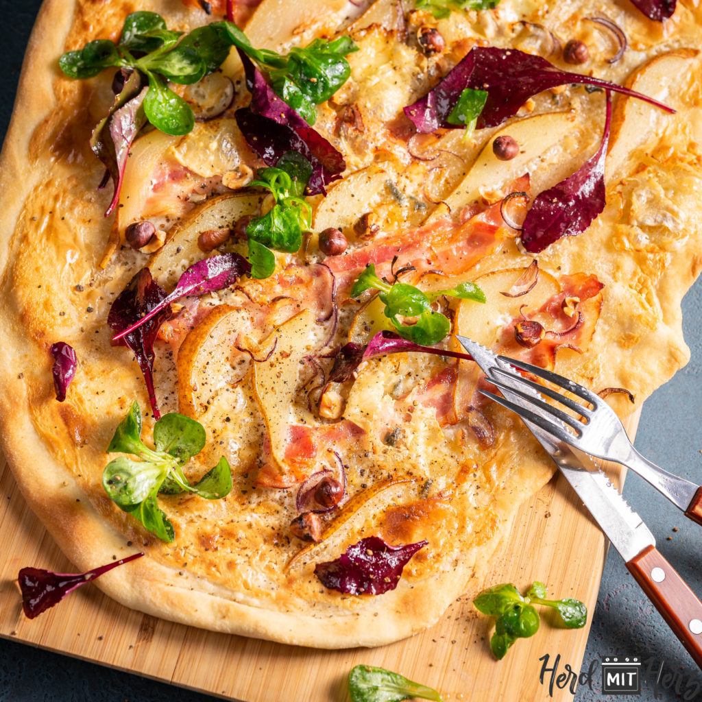 Schneller Flammkuchen mit Bacon, Birnenspalten und Schimmelkäse ...