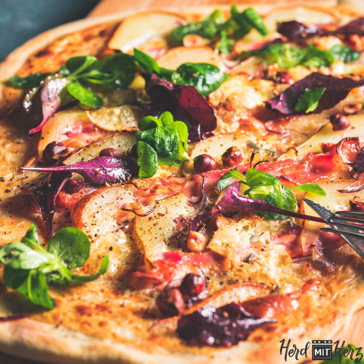 schneller flammkuchen mit birnenspalten, speck und schimmelkäse