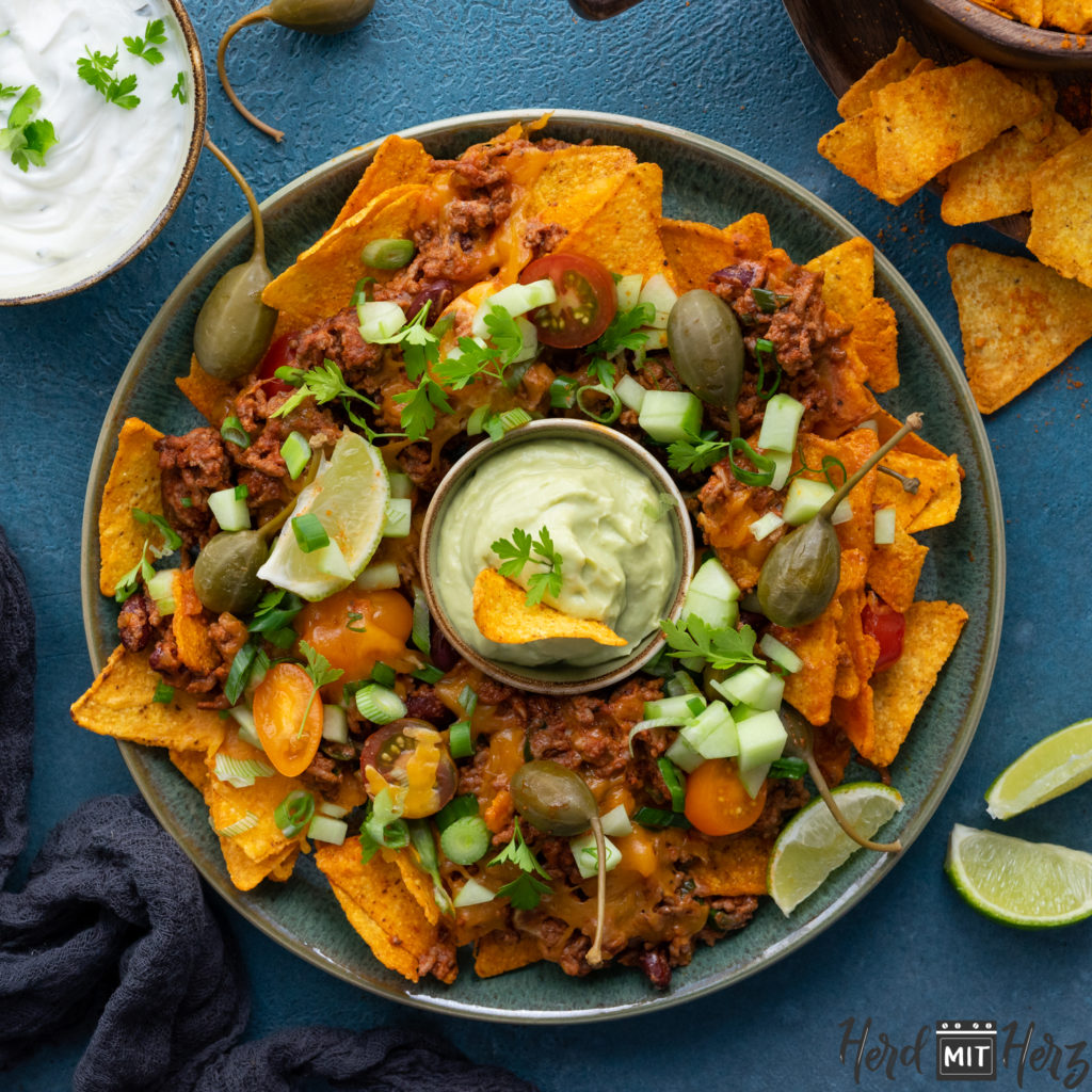 Nacho Teller mit einem cremigen Avocado Dip