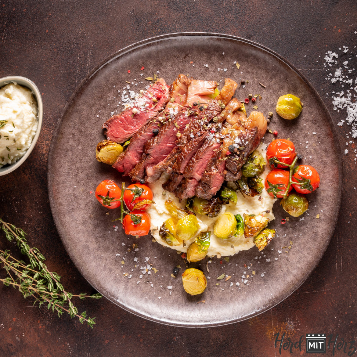 ribeye mit sellerie püree und rosenkohl