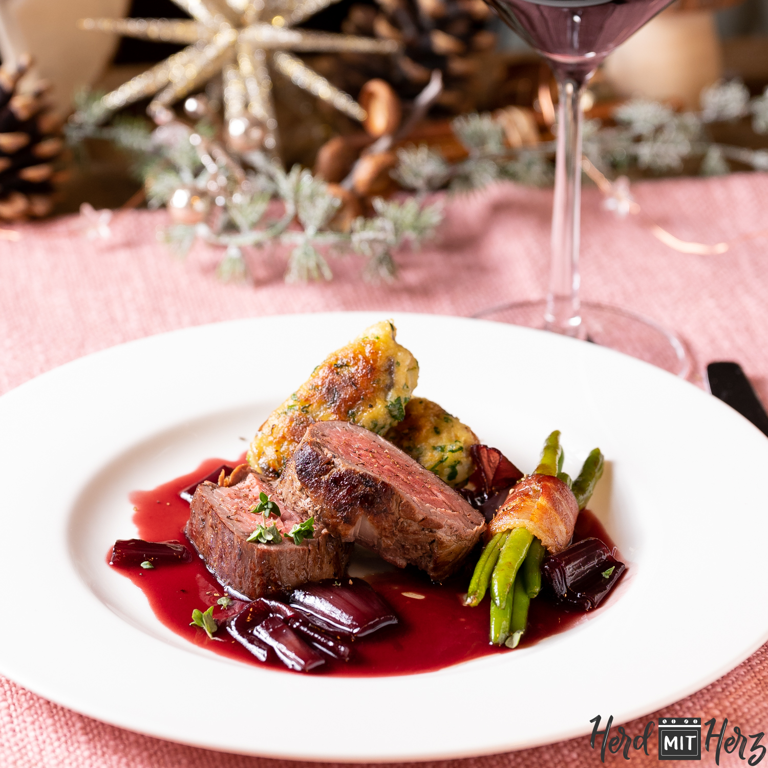 Rinderfilet mit Bohnen im Speckmantel, Knödelkroketten und Rotwein ...