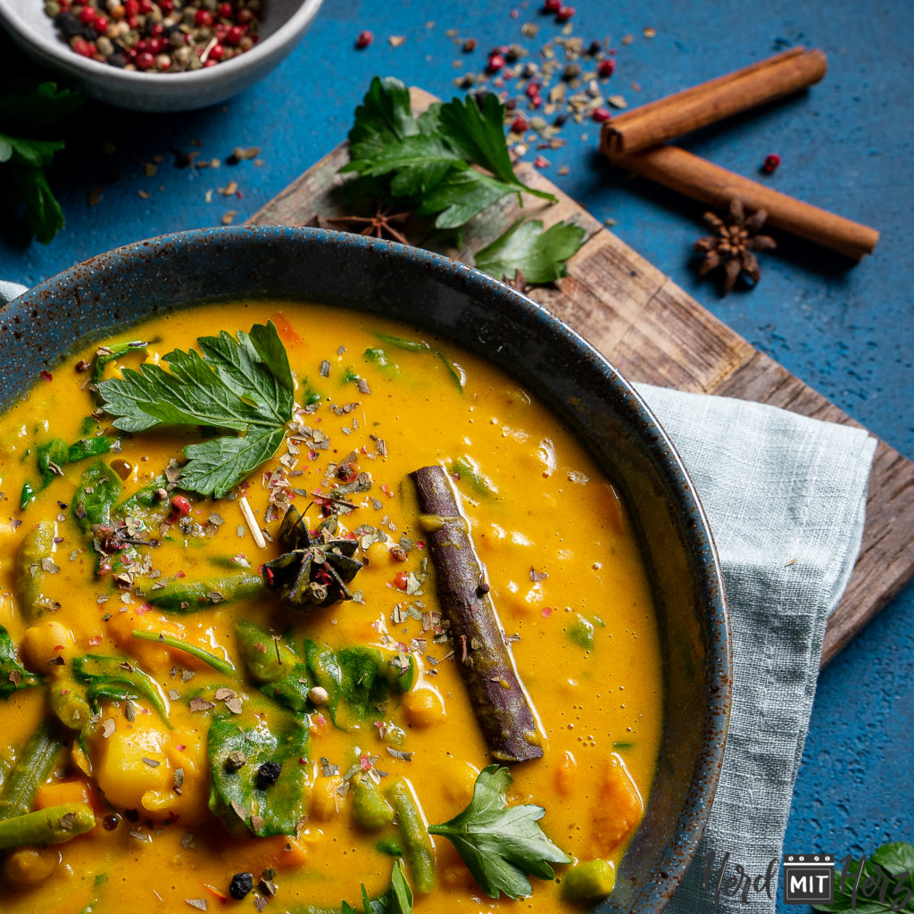 Herbstliches Kürbis Curry mit Spinat, Bohnen und Kichererbsen – HerdmitHerz